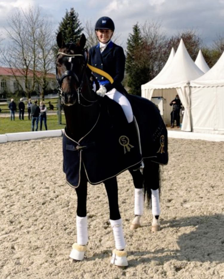 Nanna & Farrell in Prix St. Georges win at Horses & Dreams meets Japan